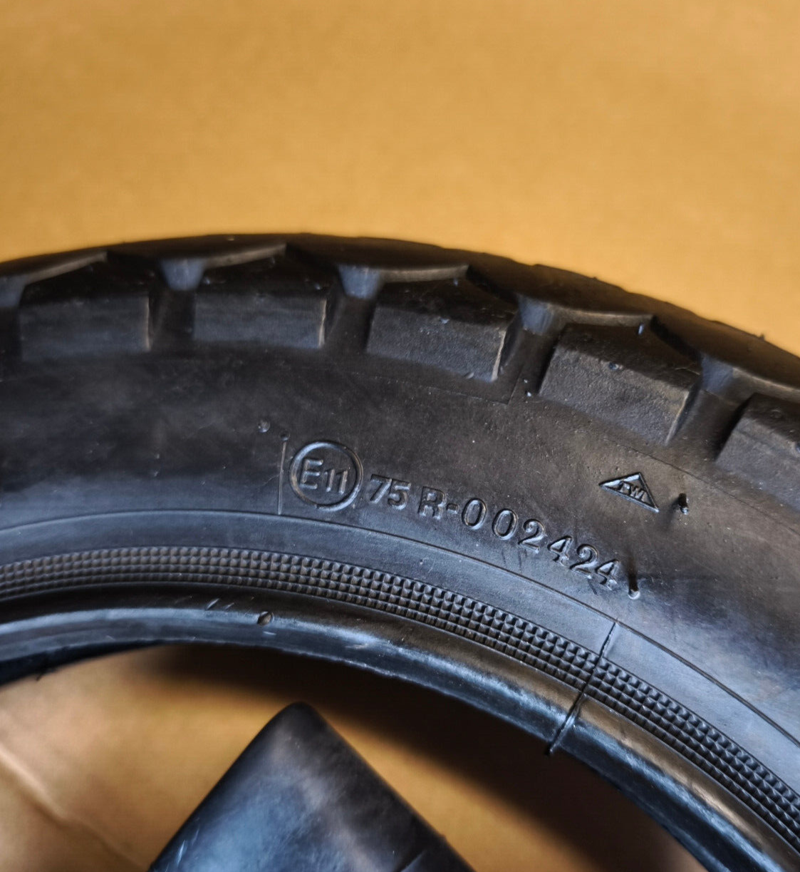 Reifen Schlauch Set 1x VeeRubber 2 teile VRM081 3.00-10 42J Vespa 50 S N PK V