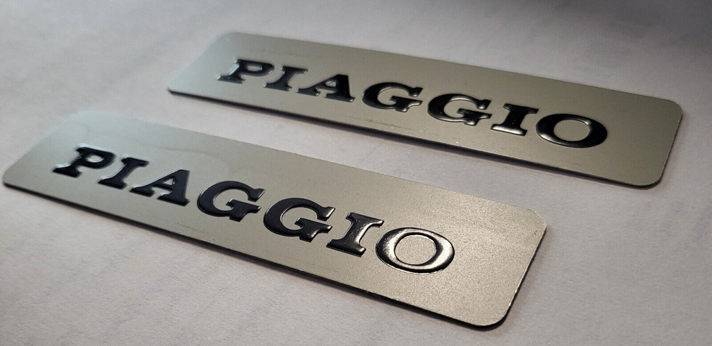 2 x Tank Alu Typenschild Schriftzug Logo Emblem für Piaggio Vespa Ciao Bravo Si