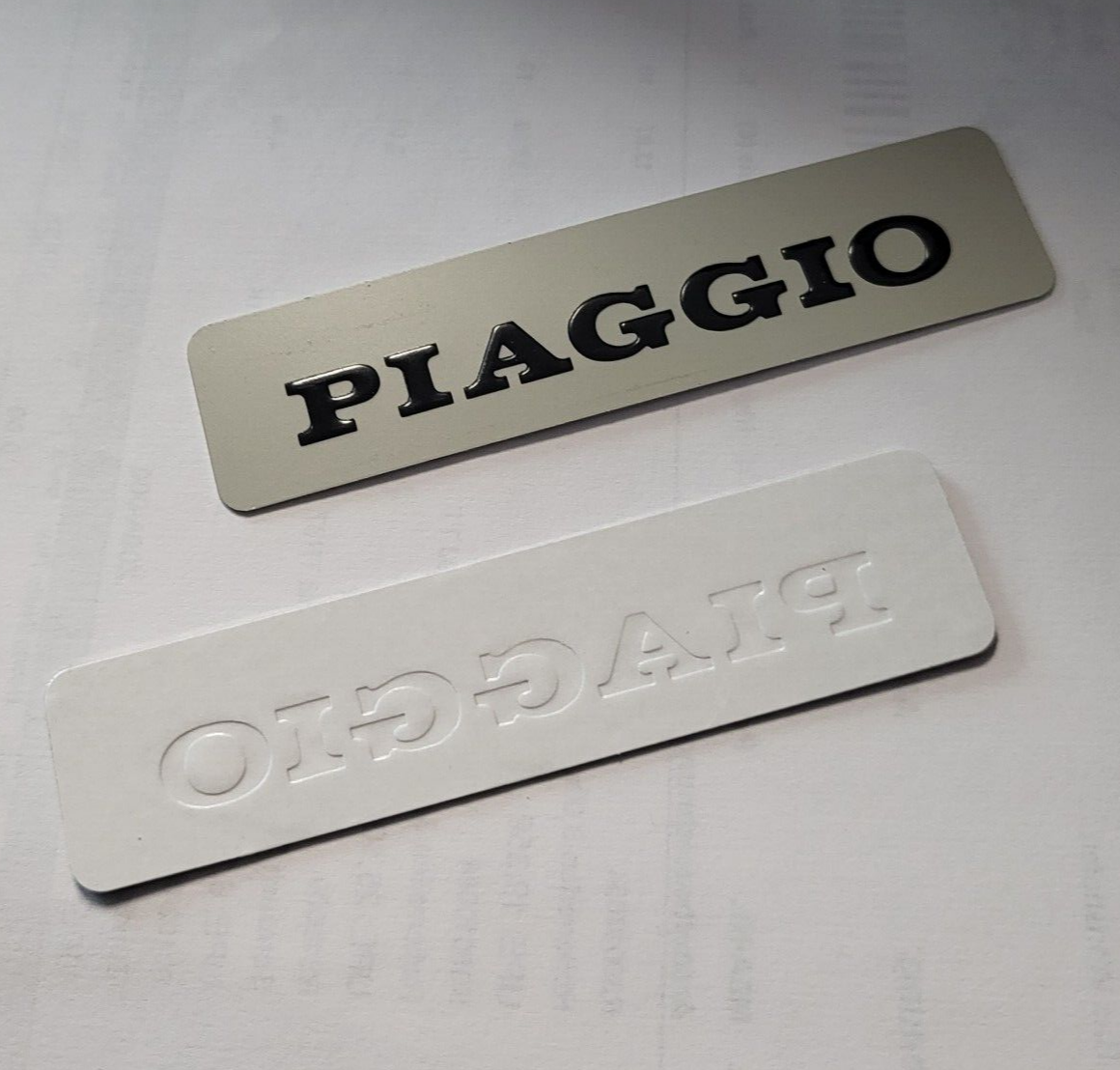 2 x Tank Alu Typenschild Schriftzug Logo Emblem für Piaggio Vespa Ciao Bravo Si