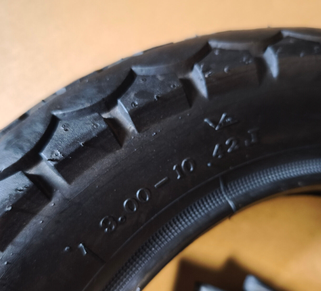 Reifen Schlauch Set 1 x VeeRubber 2 teile VRM 081 3.00-10 42J Vespa 50 S N PK V